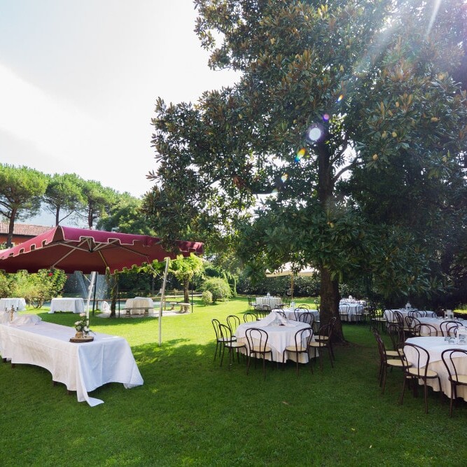 Buffet e apertivi all'aperto nel nostro giardino estivo. Villa Damiani, Bassano del Grappa