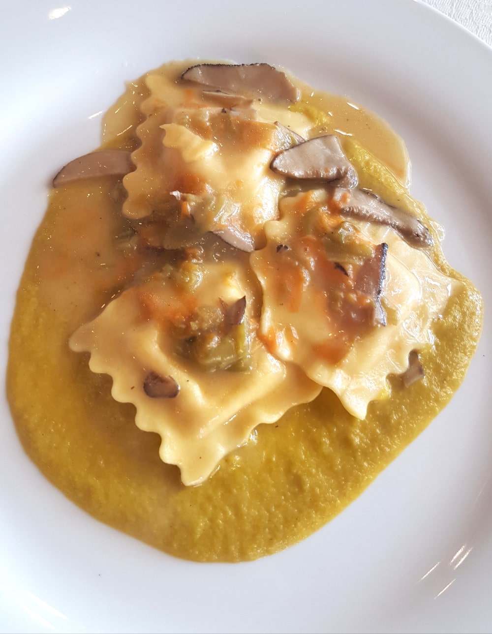 Ravioli di astice con crema di fiori di zucchina e barboni. Primi piatti, cucina veneta a Bassano del Grappa