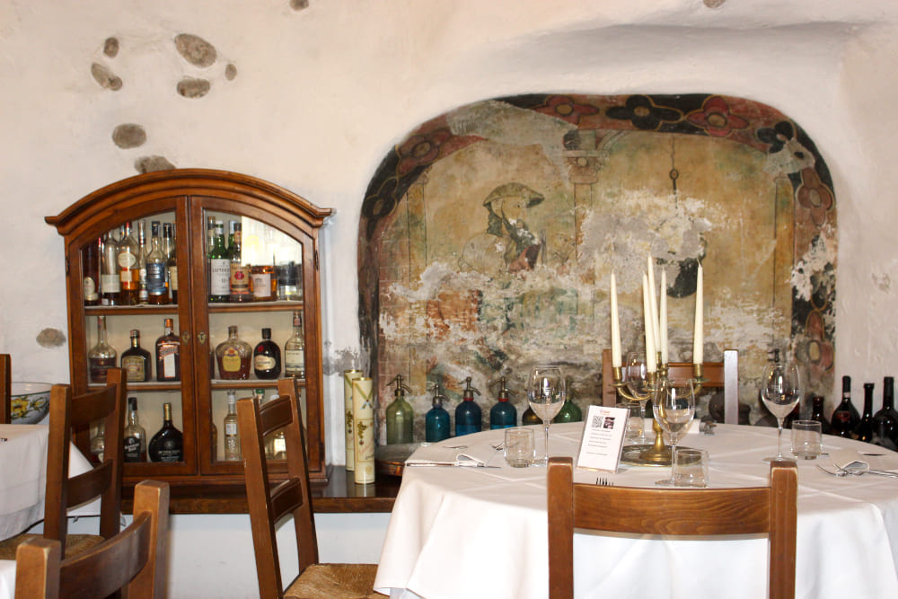 Affreschi e arredi originali per un locale ricco di storia. Ristorante Trevisani