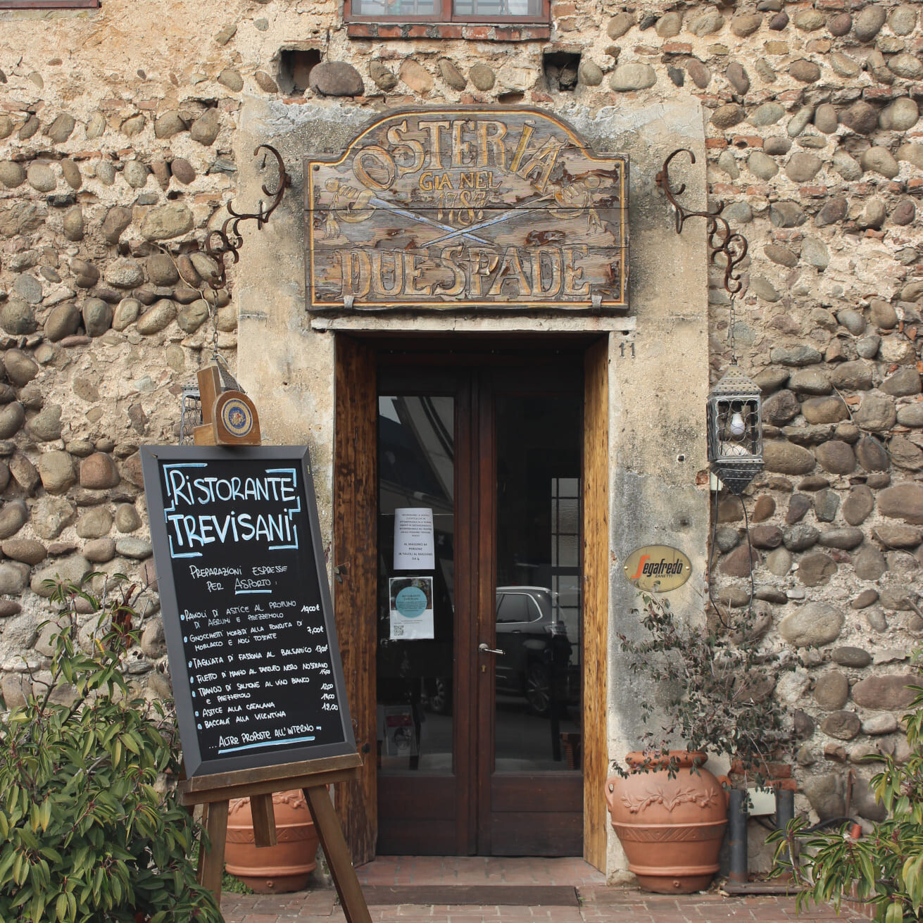 Ci trovi a Bassano del Grappa, P.le Trento 13, all'interno delle mura viscontee. Ristorante Trevisani