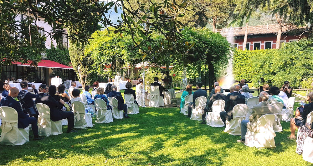 Villa Damiani offre la possibilità di svolgere la cerimonia nei propri giardini o nella cappella privata. Originale