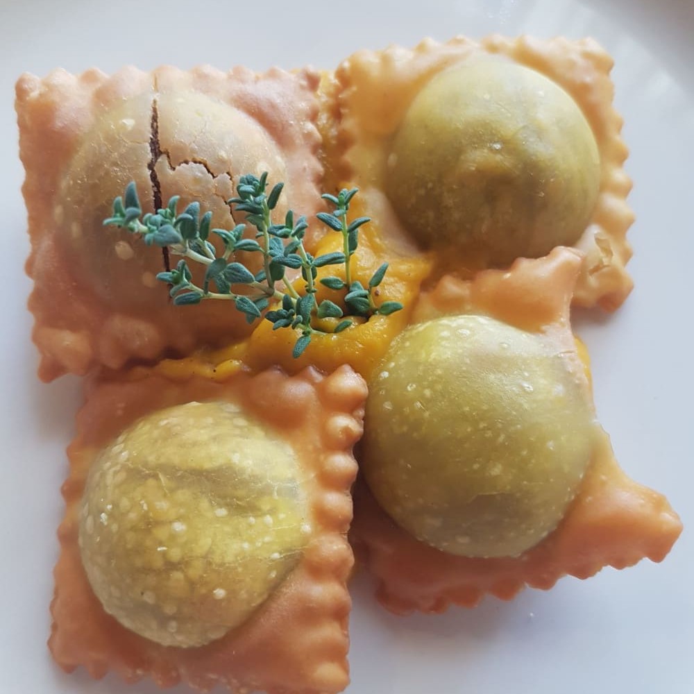 Crostoli salati ripieni di porcini su crema di zucca speziata. Menu Ristorante Trevisani a Bassano