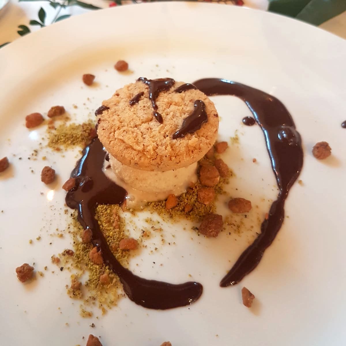 Finto porcino di semifreddo alla mandorla, biscotto bresciano e ganace di cioccolato “Antica Nursia” al tartufo nero. Pasticceria e catering, Bassano del Grappa